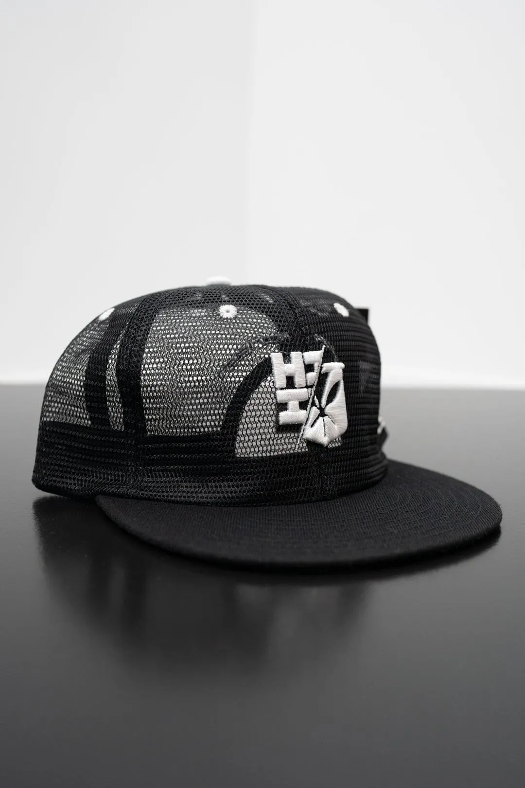 BLACK & WHITE MESH SPLIT LOGO HAT