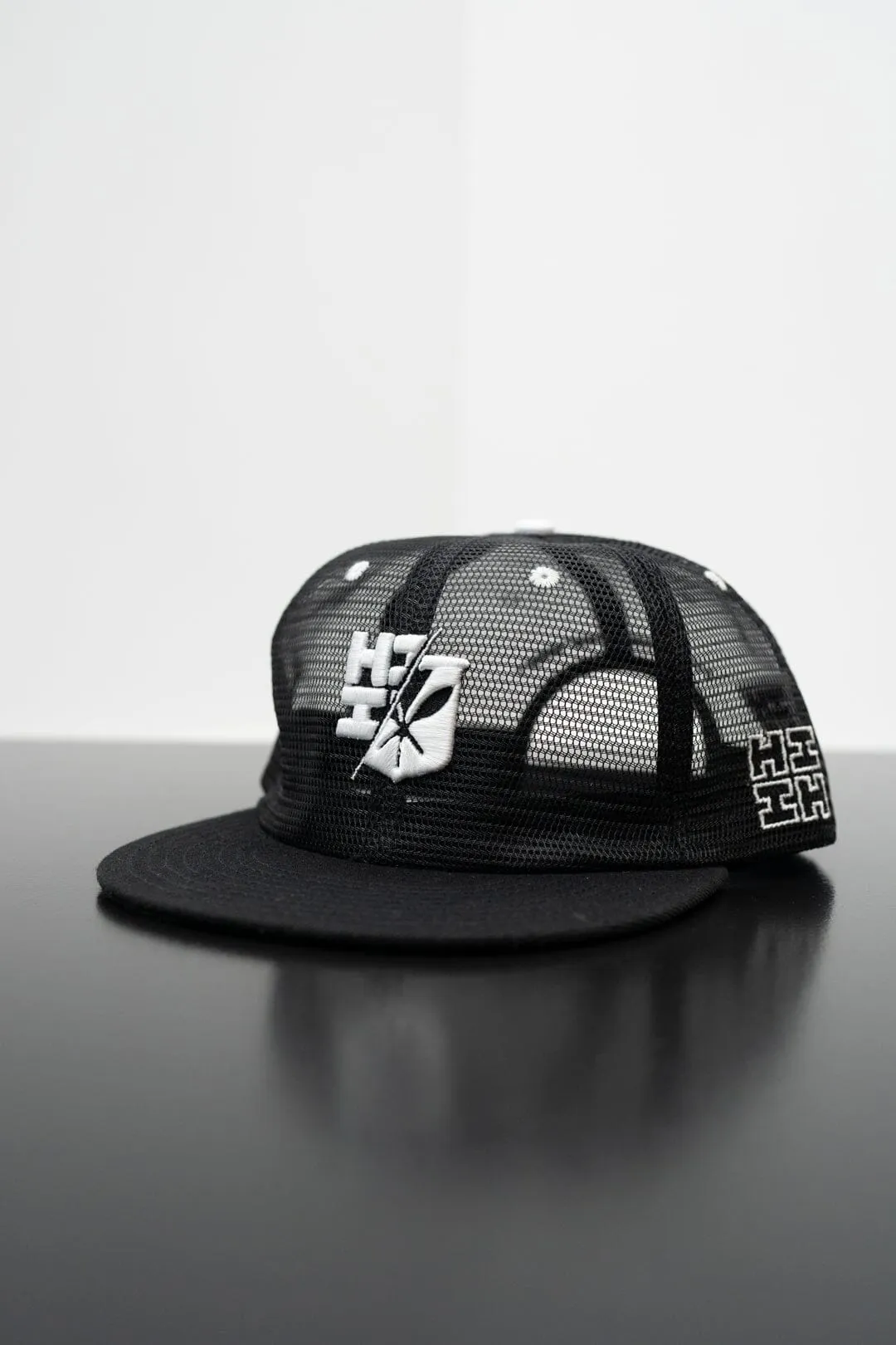 BLACK & WHITE MESH SPLIT LOGO HAT