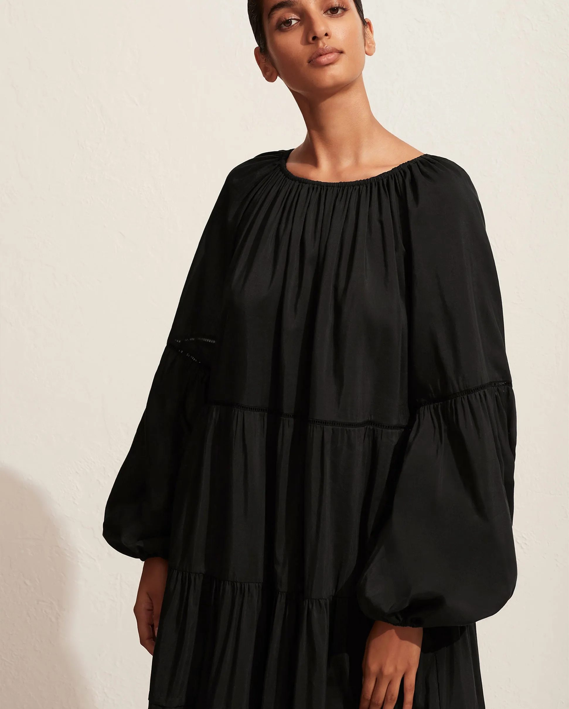 VOLUMINOUS TIERED DRESS / BLACK